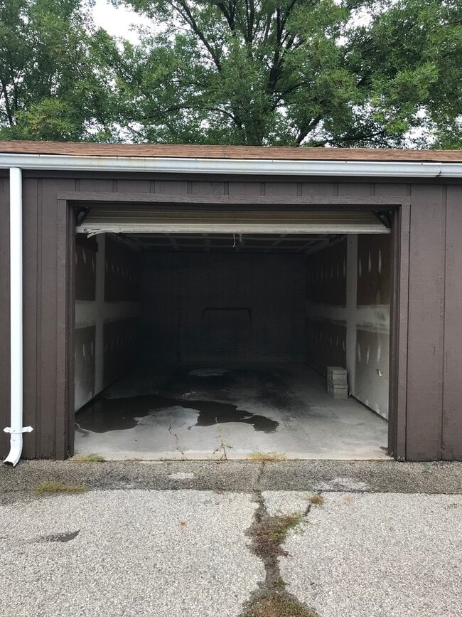 Building Photo - 2 Bedroom/1.5 Bathroom in Iowa City near Kinnick! Available Now!