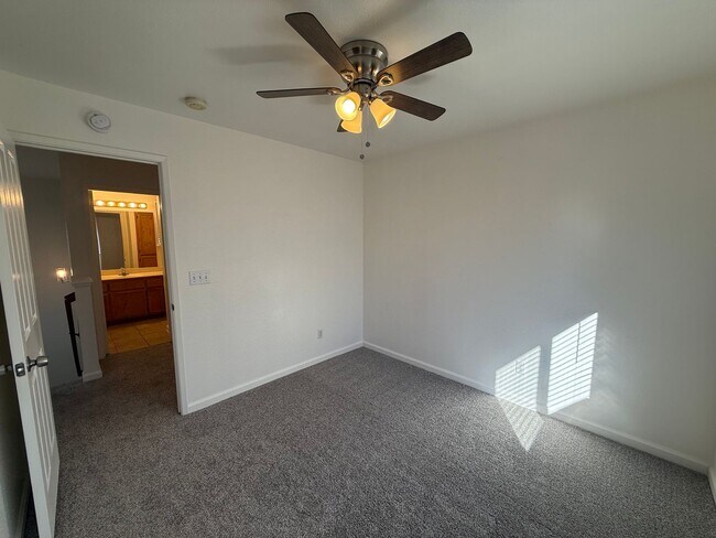 Building Photo - 4 bed 2.5 bath 2 story home available now!