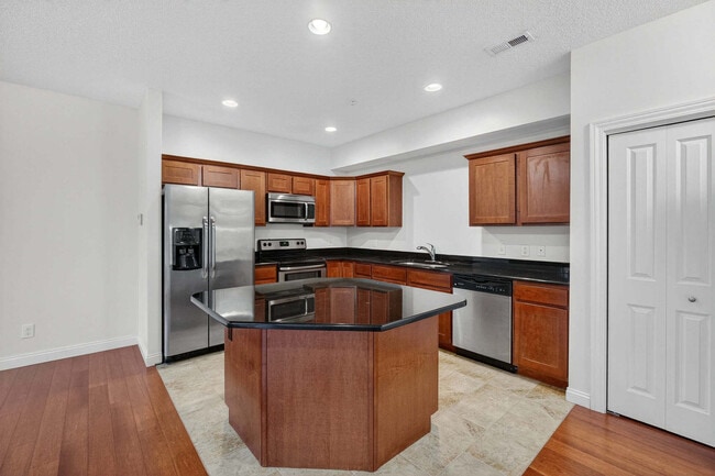 Building Photo - 320 E 29th St