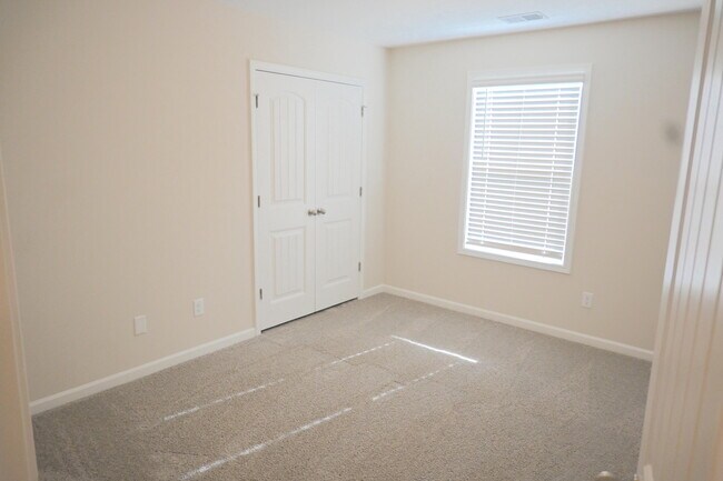Building Photo - 692 Manitou Cir