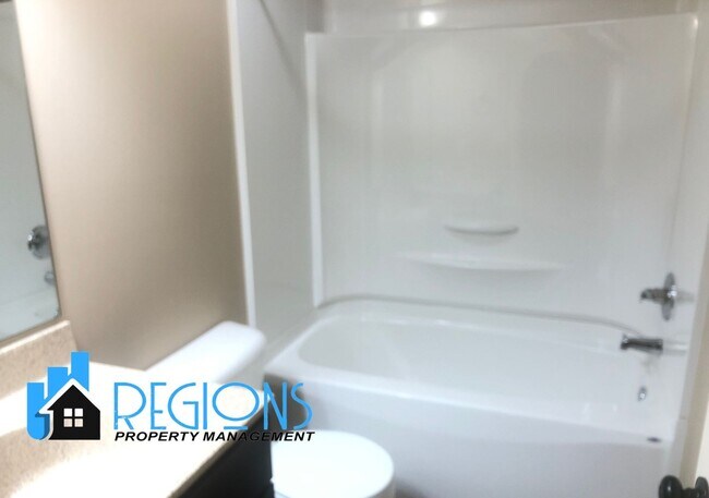 Building Photo - Beautiful 5BR 3.5 bathroom house in North East Normal. Large fenced in back yard.