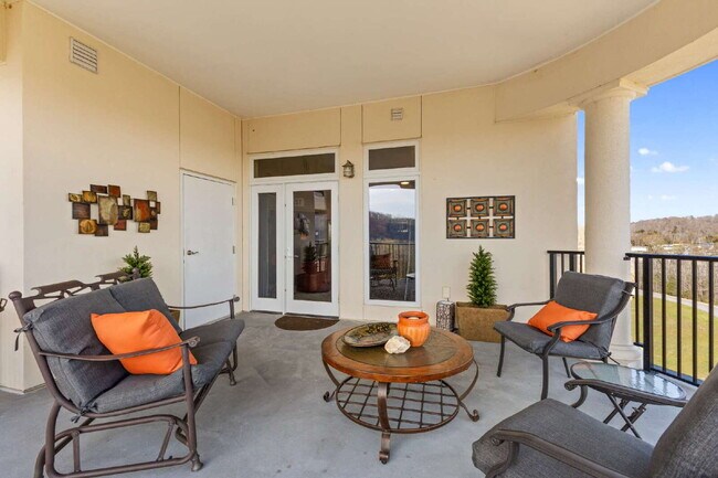 Building Photo - Luxury resort-style living: Fully furnished condo on the Cumberland River less than 25 miles from...