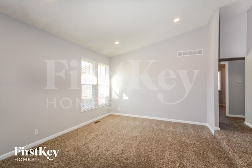 Building Photo - 213 Hollyberry Ct