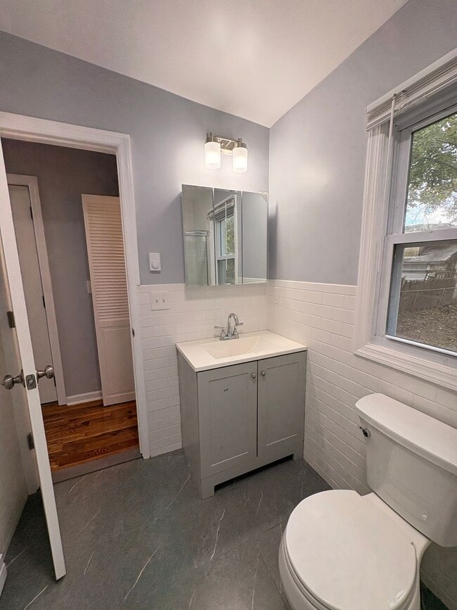 Building Photo - Beautiful, Newly Renovated 4 Bedroom 2 1/2...