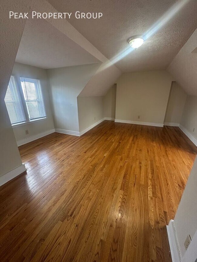 Building Photo - 1371 Summit St