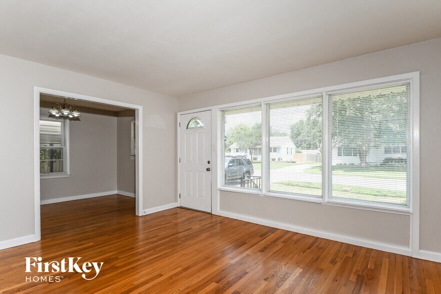 Building Photo - 240 Maple Dr