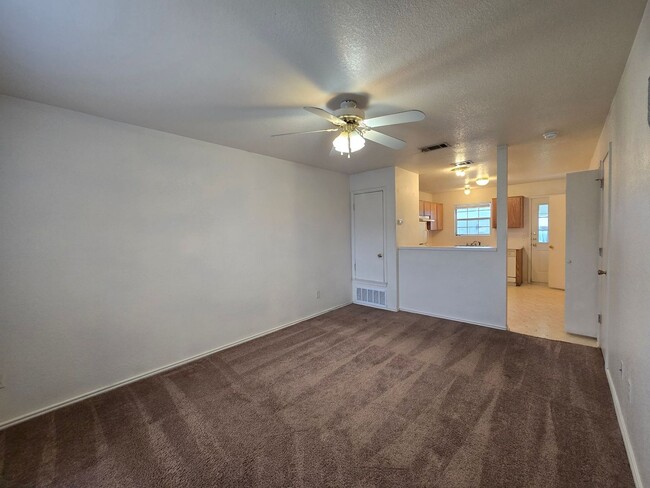 Building Photo - RENT SPECIAL - AVAILABLE NOW!