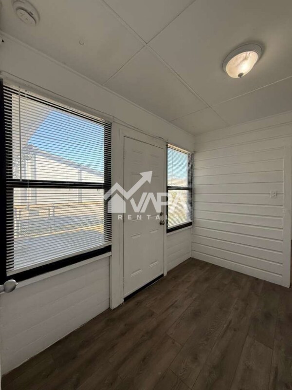 Building Photo - 602 Canton