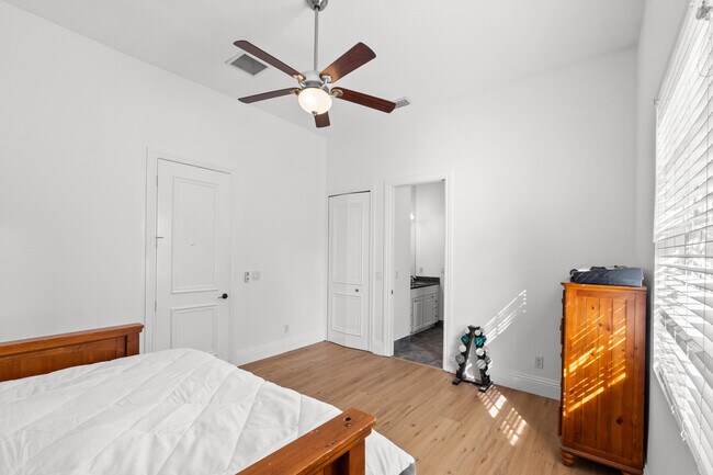 Building Photo - 14471 Paddock Dr