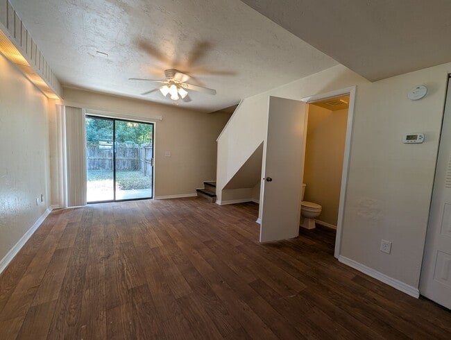 Building Photo - $1100 - 2 Bed/1½ Bath Townhouse - Mossy Oa...