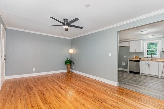 Building Photo - Beautifully Renovated 3-Bedroom Home in Fr...