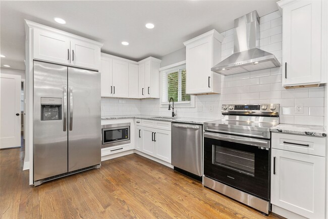 Building Photo - Awesome Renovated OP House