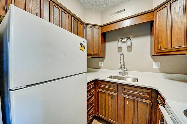 Building Photo - 1215 Oakland Rd NE