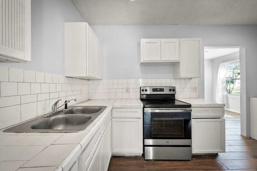 Building Photo - 1602 Wambolt St