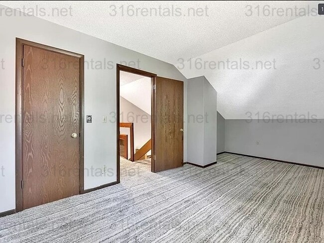 Building Photo - $1545 - 2 bed 2 bath - Duplex located in R...