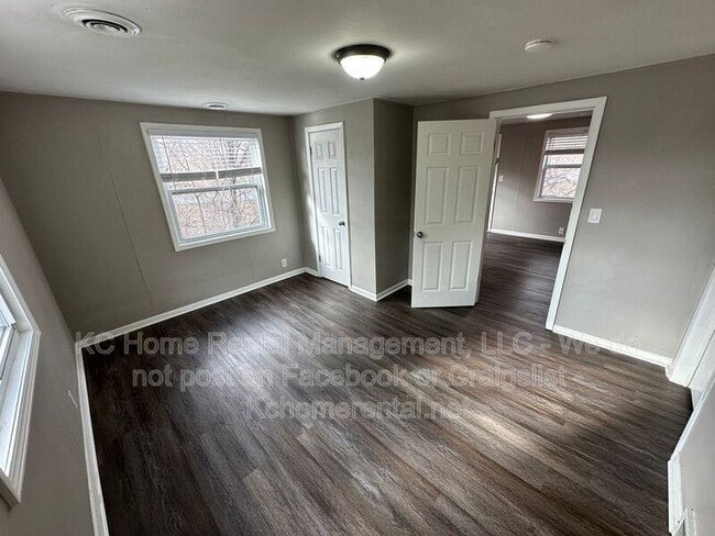 Building Photo - 4400 NE 46th Terrace