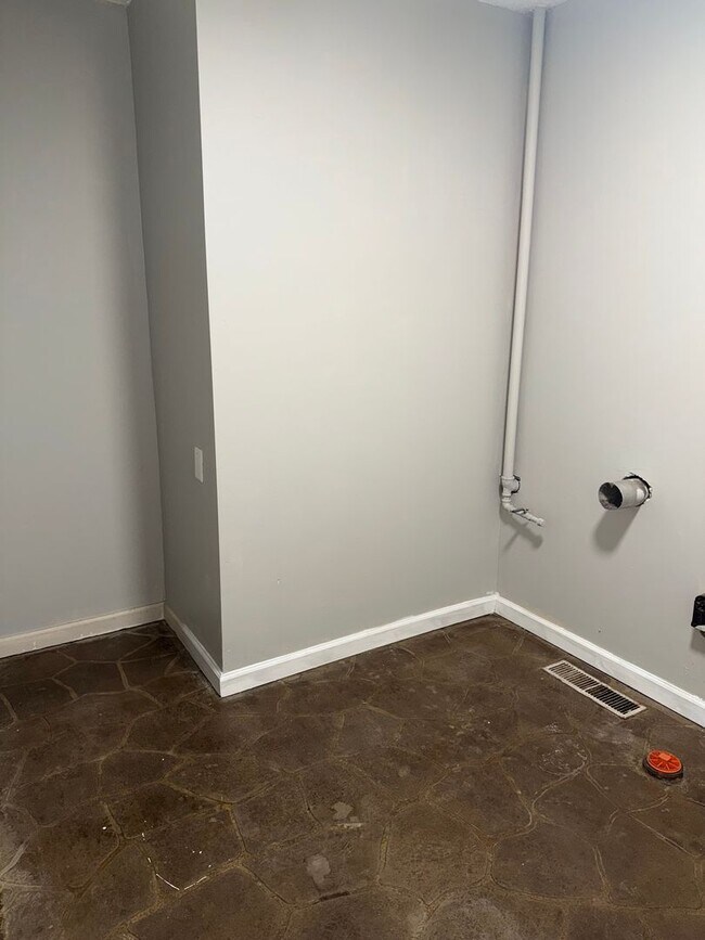 Building Photo - 3 Bedroom Plain Local Ranch
