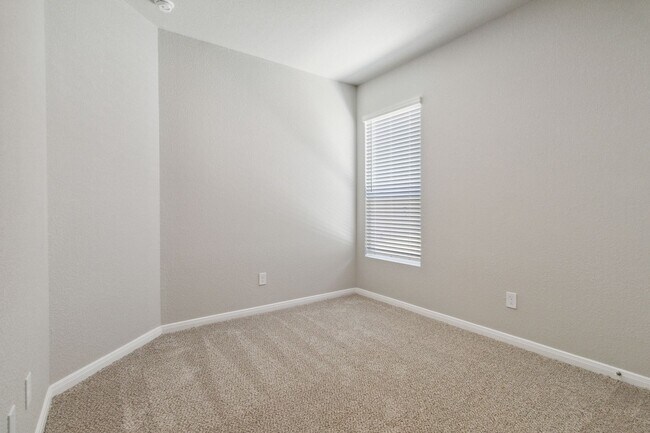 Building Photo - Want luxury living in the Far West ...Look no further...Amanda Park is it