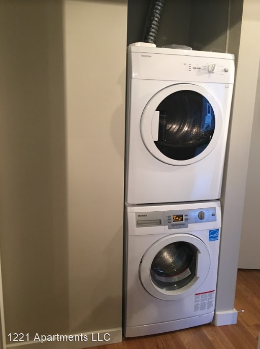 Building Photo - 1221 Queen Anne Ave N