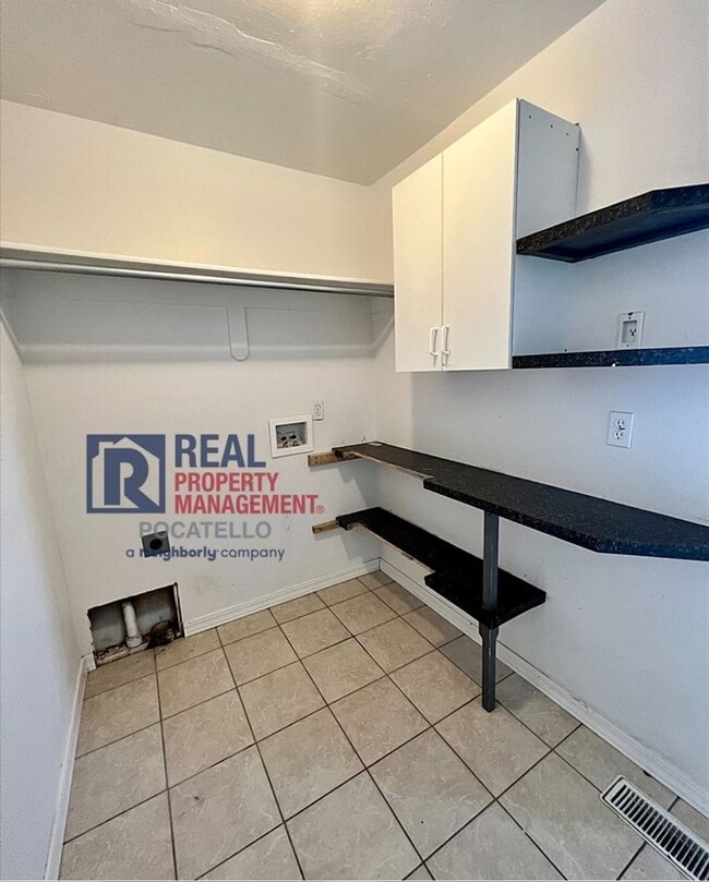 Building Photo - Beautiful 6 Bedroom 3 Bath house - 2 Car Garage - 6 month lease