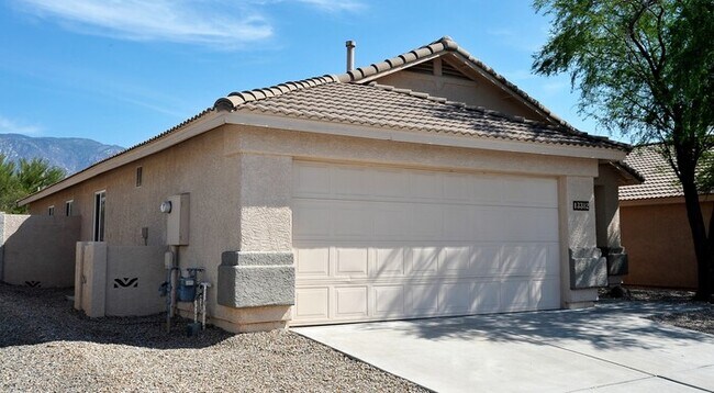 Building Photo - All tile 4 bedroom home in Oro Valley!