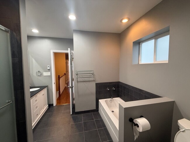 Building Photo - Charming South Philly Home in the Pennsport/Queen Village Area