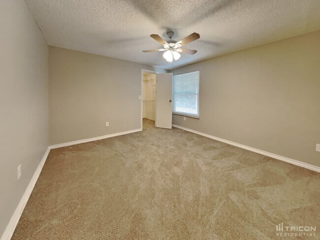 Building Photo - 1421 Rustling Oaks Dr