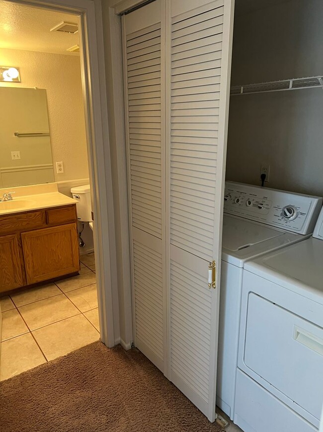 Building Photo - Chandler Townhouse 2 Bed & 1.5 Bath - 2 St...