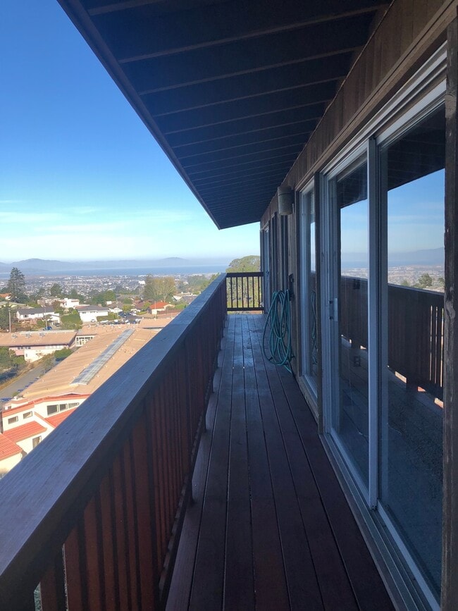 Building Photo - Lovely 3/2 home in the hills of El Cerrito with breathtaking views of the bay!
