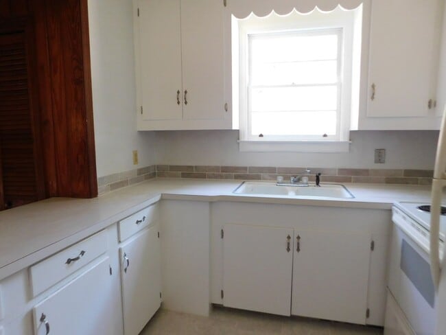 Building Photo - 2 Bedroom on Toombs