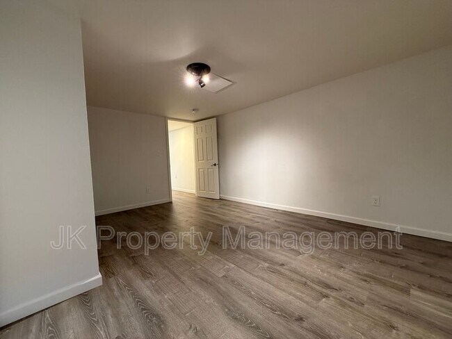 Building Photo - 105 Riverview Dr W