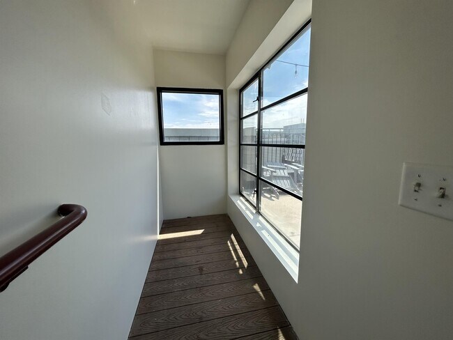 Building Photo - 360 W 300 S