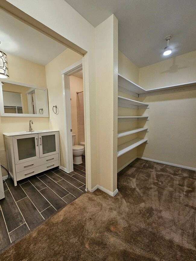 Building Photo - (1) Bed/(1.5) Bath Cardinal Creek Condo Avail NOW!