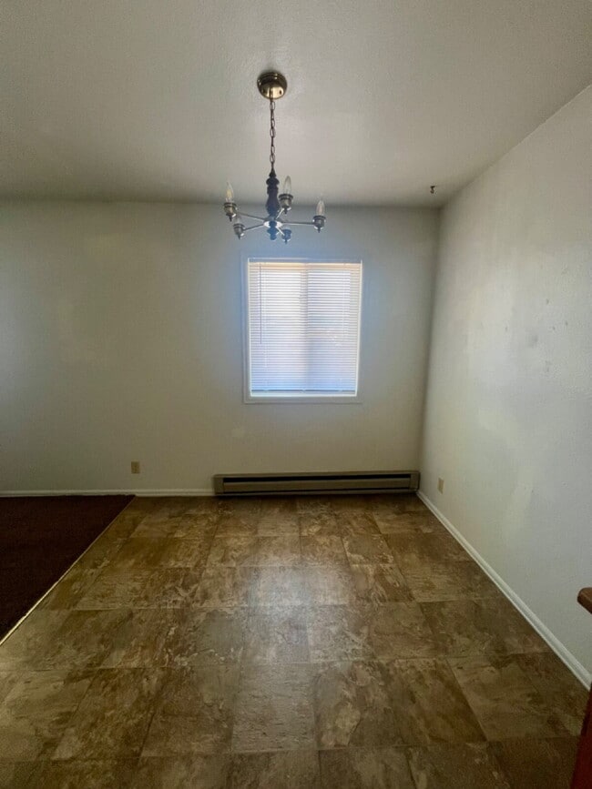 Building Photo - Upper level two bedroom, one bathroom clos...