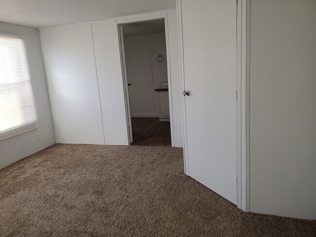 Building Photo - Ready to move in