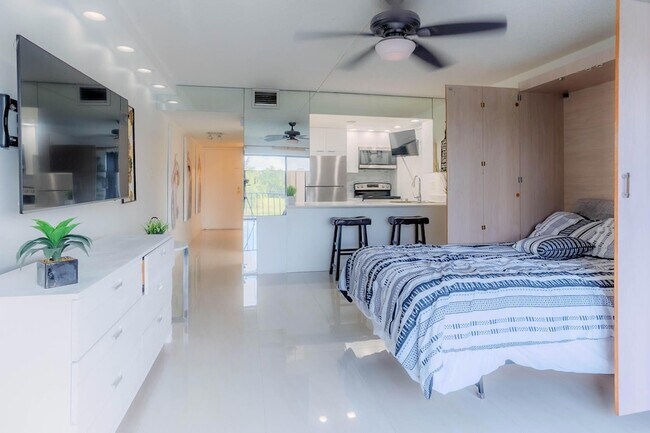 Building Photo - 3760 Inverrary Dr