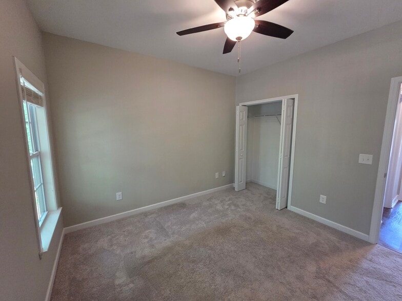 Building Photo - 2230 Evergreen Dr