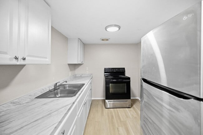 Building Photo - 619-629 Woodlawn St