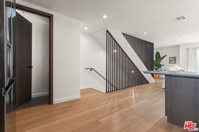 Building Photo - 843 Mariposa Ave