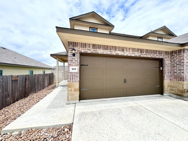 Building Photo - Two Story Townhome in New Braunfels