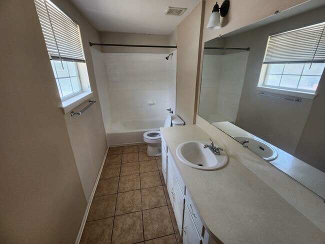 Building Photo - 608 1/2 Genard Unit A