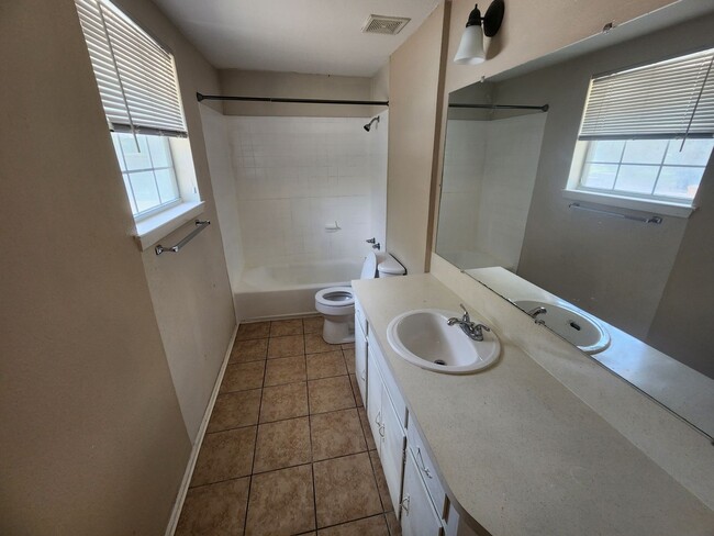 Building Photo - 608 Genard St
