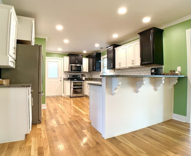 Building Photo - 423 Rivermont Dr
