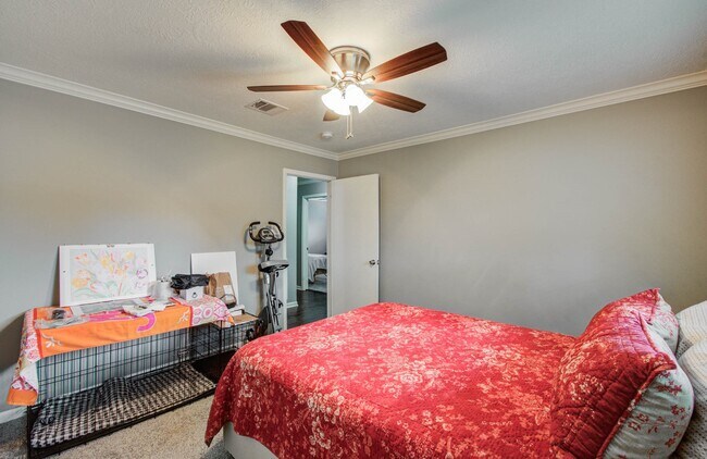 Building Photo - 9818 Emnora Ln