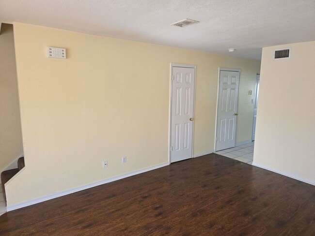 Building Photo - Charming 2 bedroom, 1.5 bathroom, 2 story ...