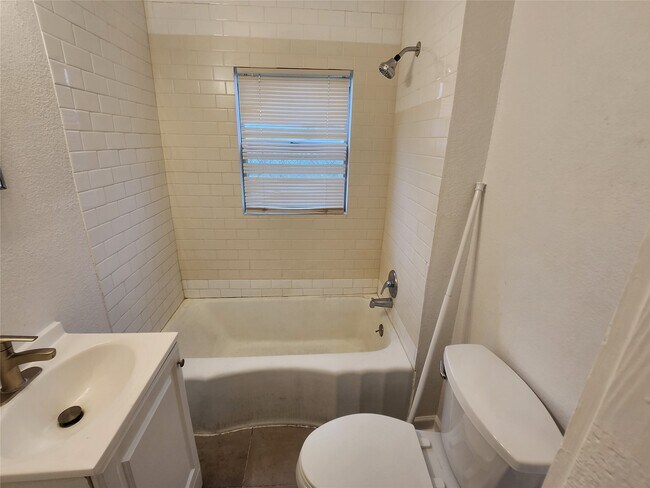 Building Photo - 3206 Anita St