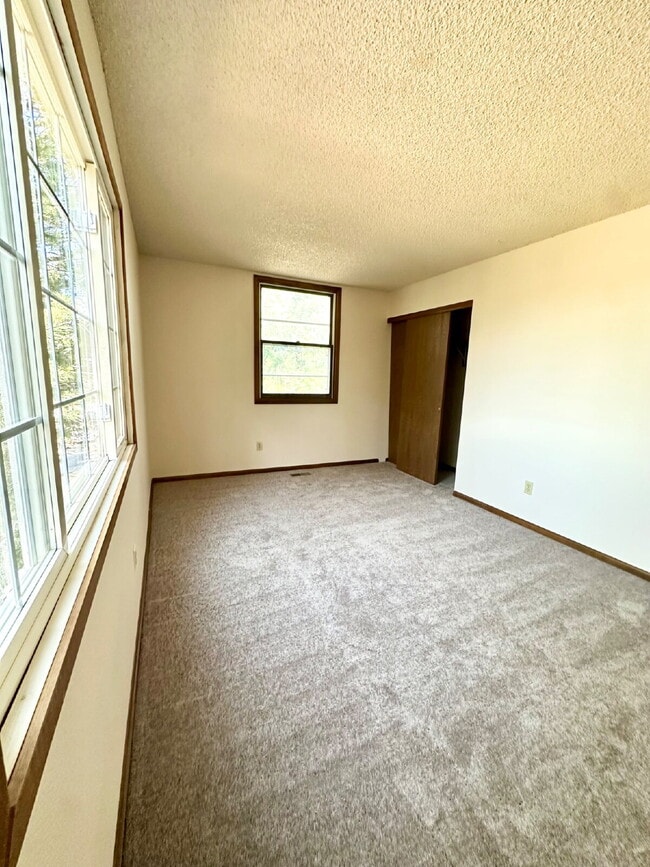 Building Photo - "Spacious 4-Bedroom Retreat with 2.5 Baths...
