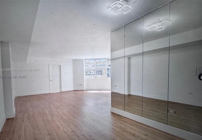 Building Photo - 999 Brickell Bay Dr