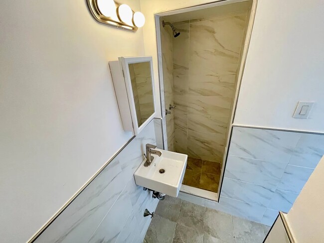 Building Photo - 1080 Rhinelander Ave