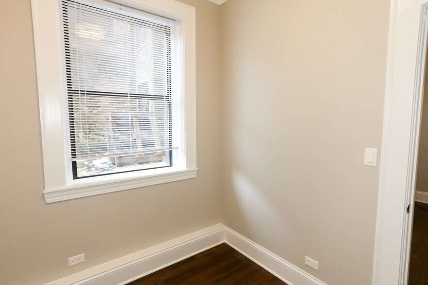 Building Photo - 817 W Lakeside Pl